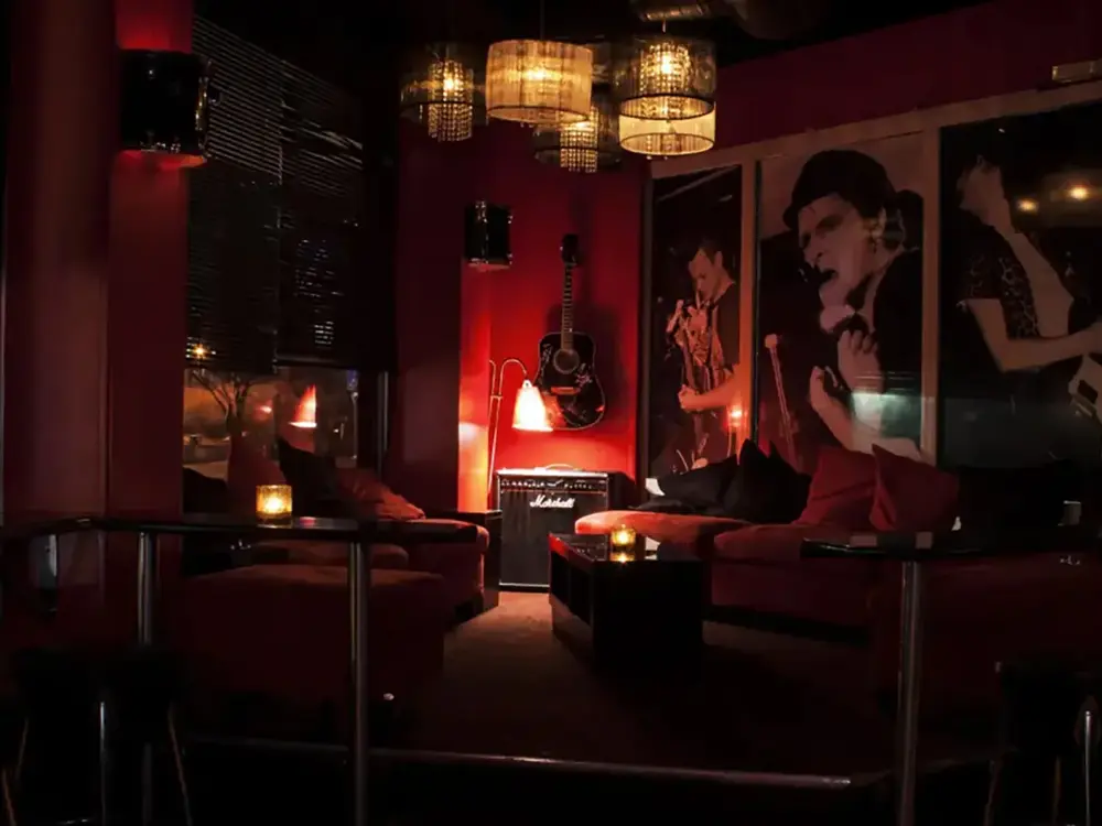innsiden av en rockpub med gitar på veggen og bilder hengt på veggen