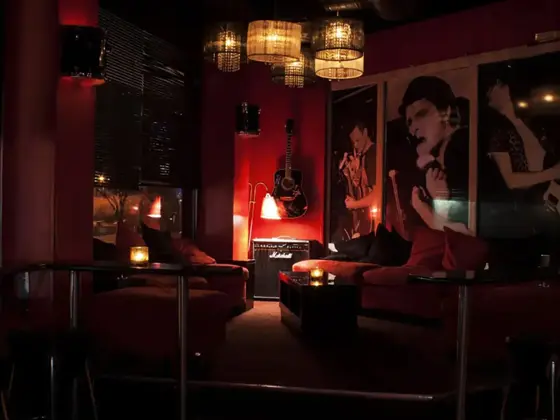 innsiden av en rockpub med gitar på veggen og bilder hengt på veggen