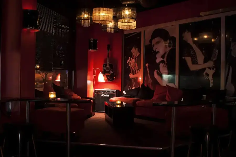 innsiden av en rockpub med gitar på veggen og bilder hengt på veggen