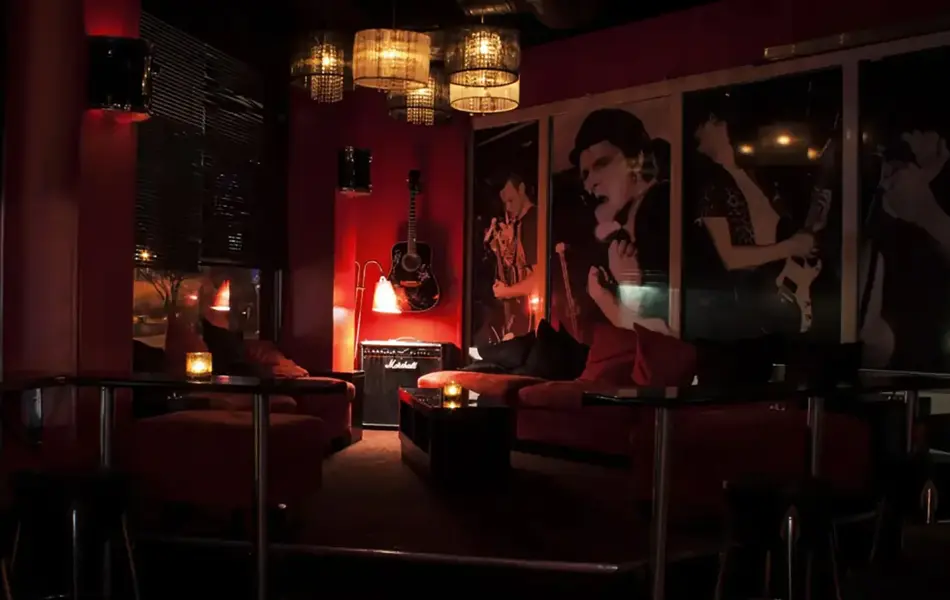 innsiden av en rockpub med gitar på veggen og bilder hengt på veggen