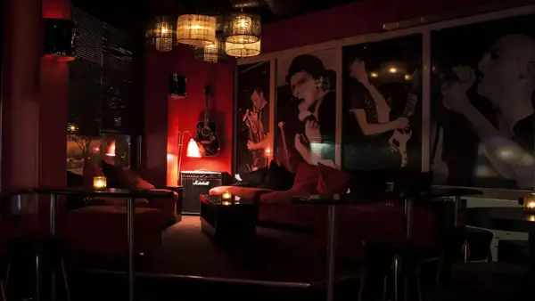 innsiden av en rockpub med gitar på veggen og bilder hengt på veggen