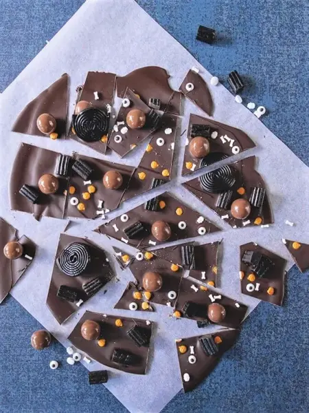 Sjokoladestykker med Halloween-pynt og lakris på