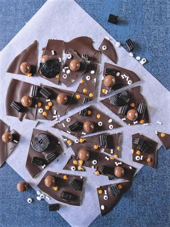 Sjokoladestykker med Halloween-pynt og lakris på