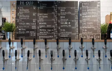 Øltapper med en meny over alle ølene de har på tap på Kulturhuset i Oslo