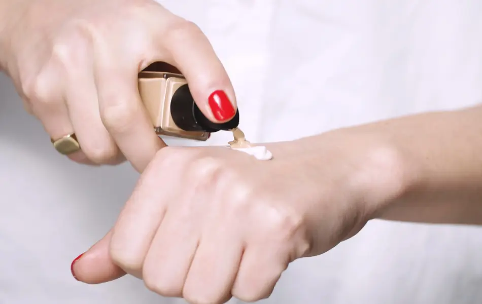 Foundation som blandes ut på hånd