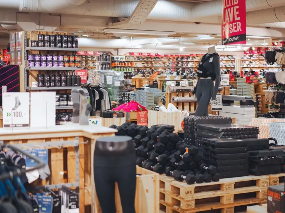 Butikk bilde av sport outlet med diverse produkter