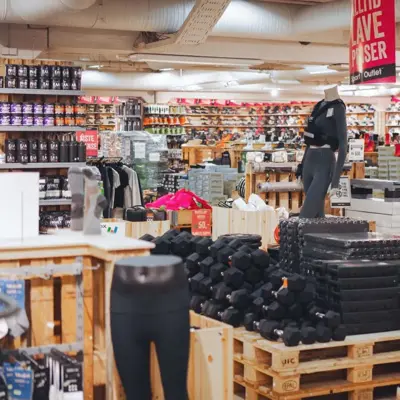 Butikk bilde av sport outlet med diverse produkter