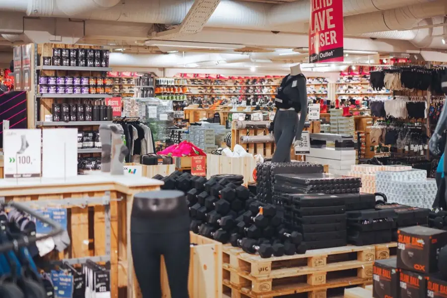 Butikk bilde av sport outlet med diverse produkter