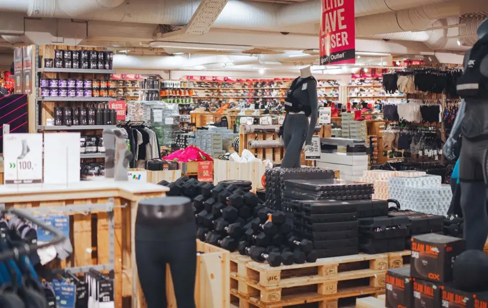 Butikk bilde av sport outlet med diverse produkter