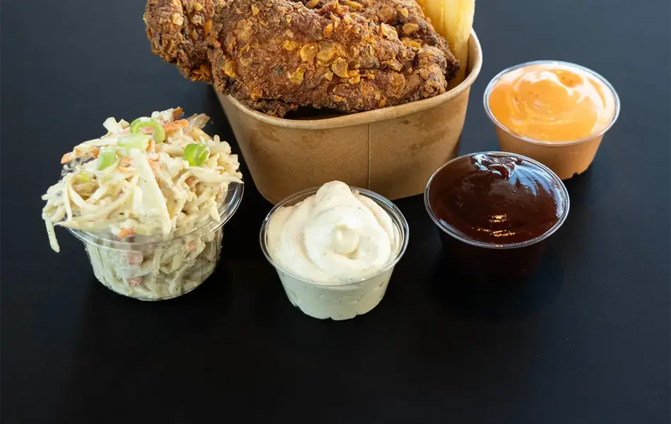 Fried chicken og chips med sausvalg