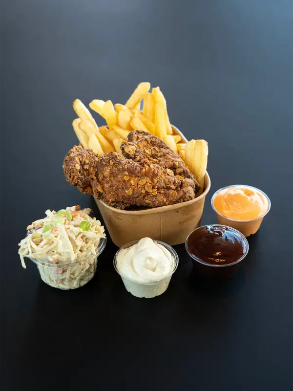 Fried chicken og chips med sausvalg