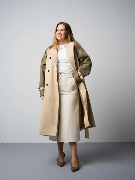 De Fem Hjørner trenchfrakk 8999 Bik Bok smykke 159 De Fem Hjørner t-skjorte 1599 Olivias Verden skjørt 1299 Zara pumps 659-1