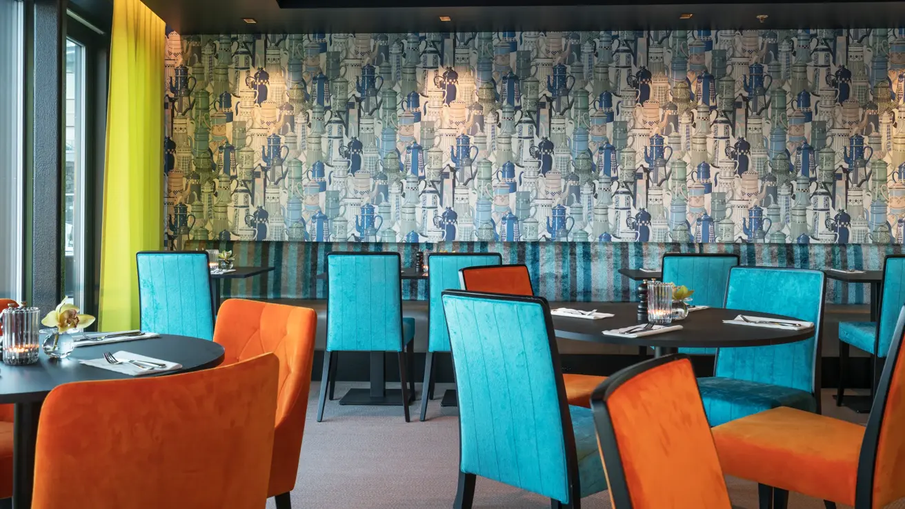 Frokostsal med fargerike stoler på Thon Hotel Arendal i Arendal sentrum