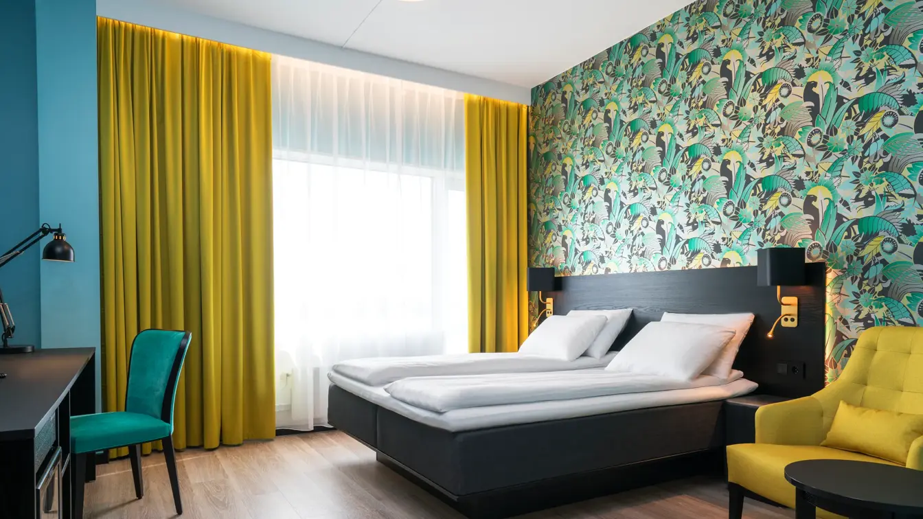 Soverom dobbeltrom med seng, gardiner, tapet, pult