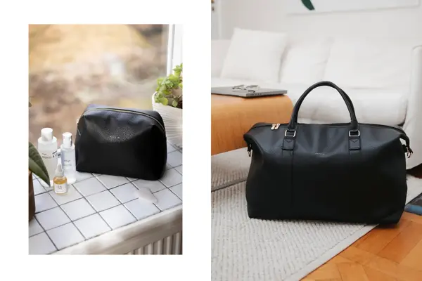 sort toalettmappe står i en vinduskarm. Sort weekendbag står på et stuegulv.