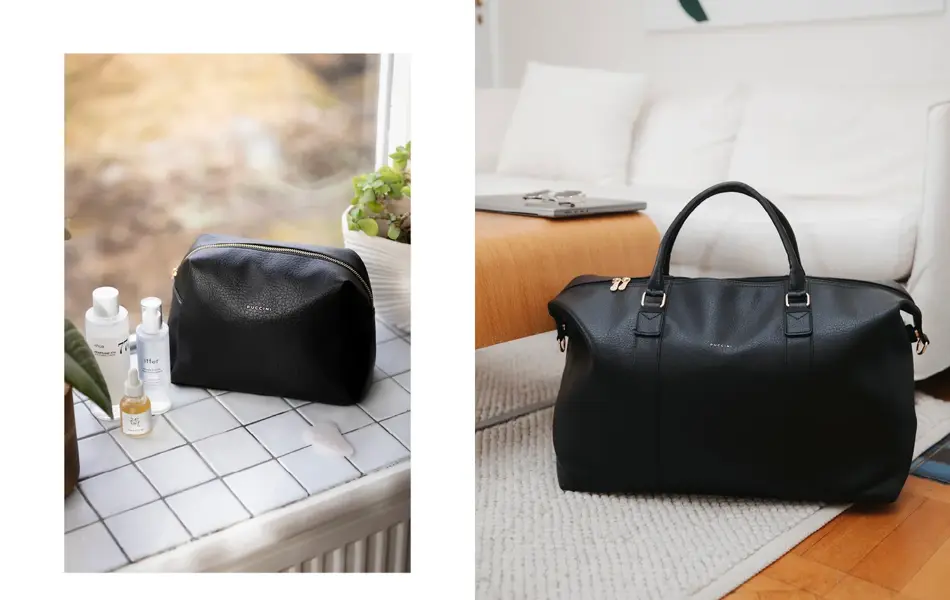 sort toalettmappe står i en vinduskarm. Sort weekendbag står på et stuegulv.