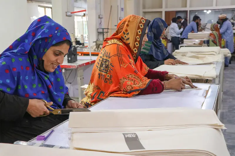 Damer som syr handlenett