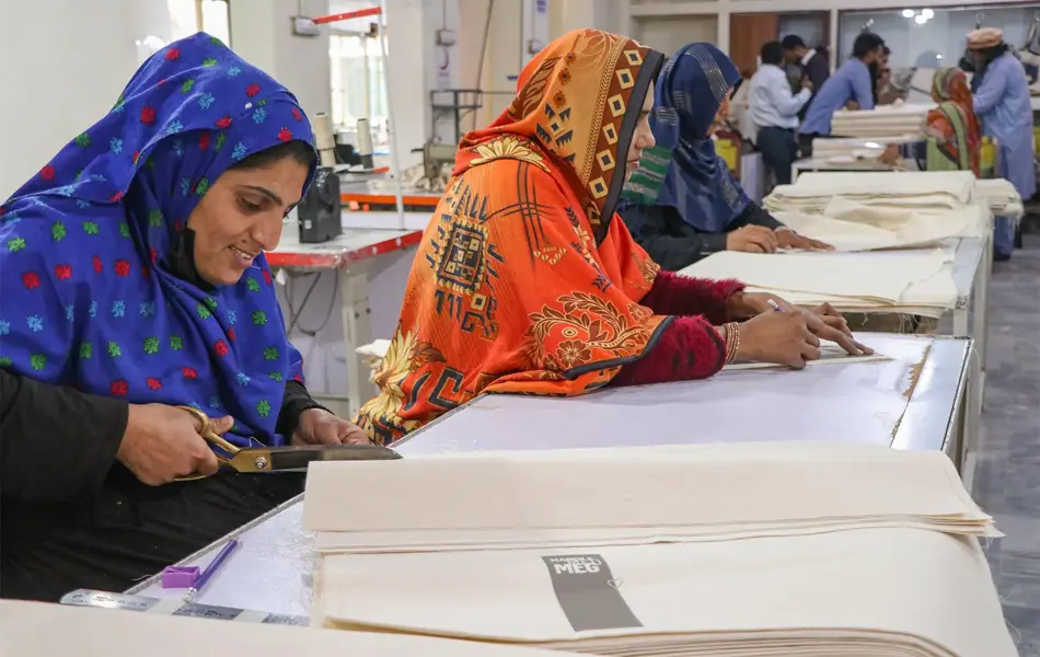 Damer som syr handlenett