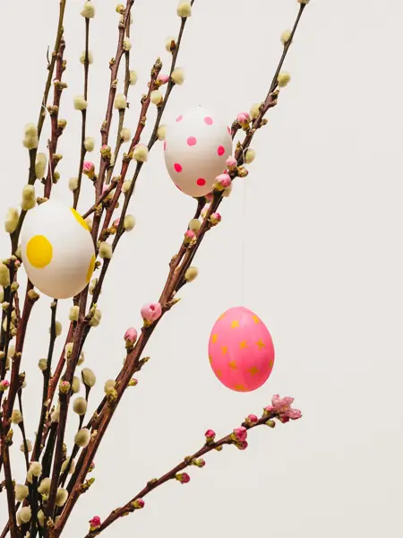 Gåsunger med påskedekorerte egg på