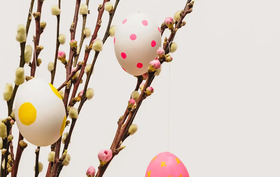 Gåsunger med påskedekorerte egg på