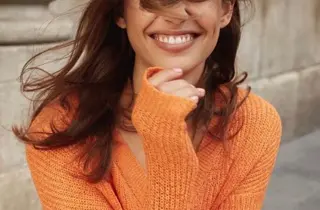 dame som smiler i orange genser