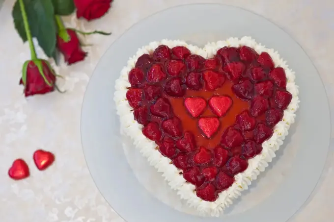 Hjertekake med bringebær