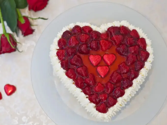 Hjertekake med bringebær
