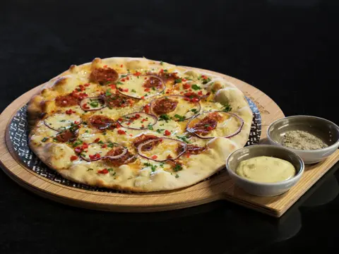 Nærbilde av pizza på Thon Hotel Oslo Airport