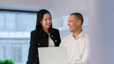 To personer ved en pc