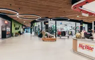 Bildet viser et utvalg av butikkene innendørs på Osaen Storsenter i Straume. 