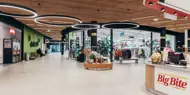 Bildet viser et utvalg av butikkene innendørs på Osaen Storsenter i Straume. 