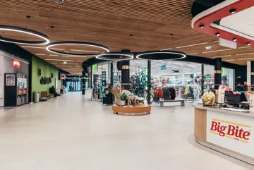 Bildet viser et utvalg av butikkene innendørs på Osaen Storsenter i Straume. 