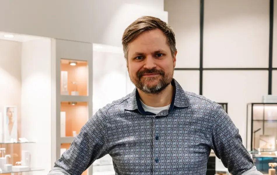 Mann som holder sølvbestikk