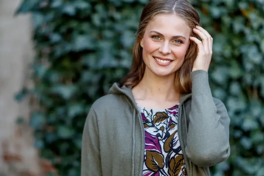 Dame tar håret bak øret 