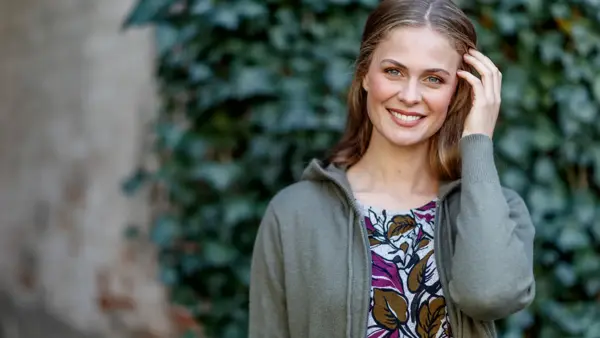 Dame tar håret bak øret 