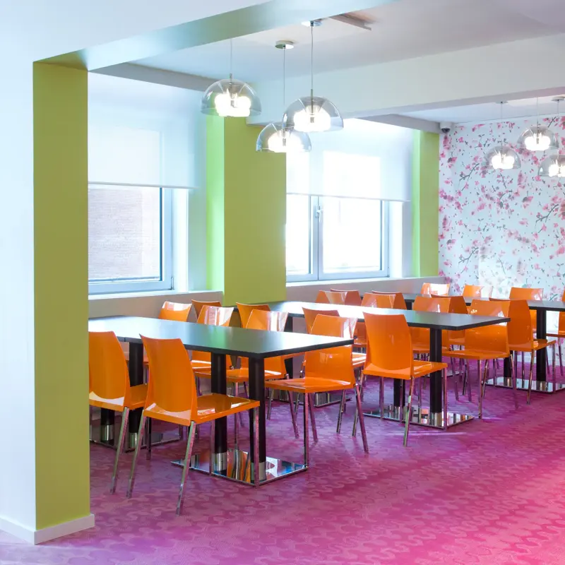 Fargerik frokostsal på Thon Hotel Munch i Oslo