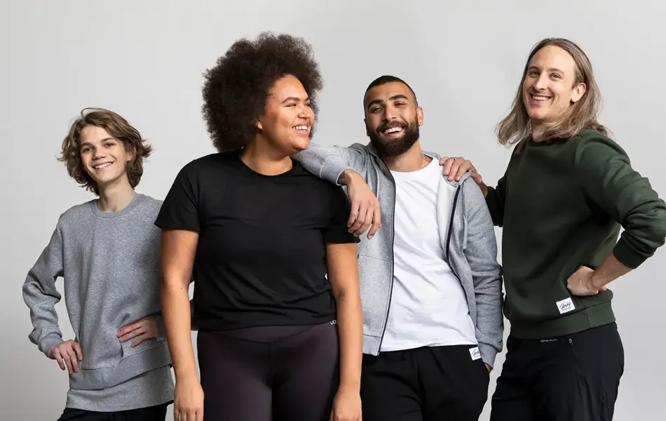 damer og menn som ler