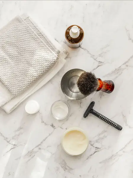 Tradisjonelle barbersaker på en marmorbenk