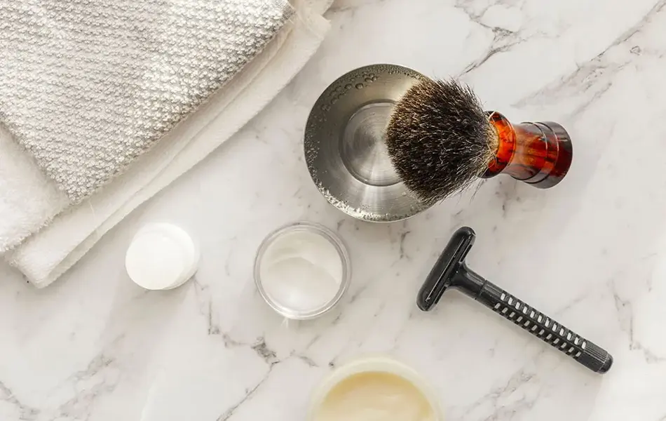 Tradisjonelle barbersaker på en marmorbenk