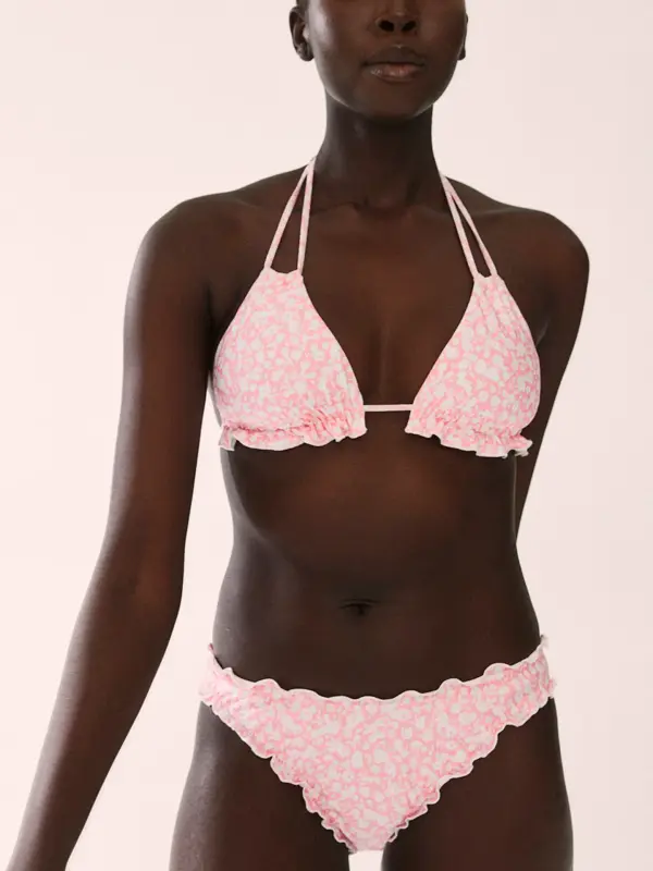 Modell i en rosa og hvit blomstrete bikini.