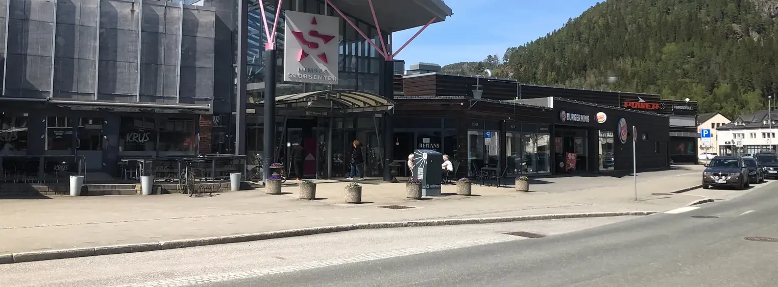 Fasadebilde av kjøpesenteret Namsos Storsenter.
