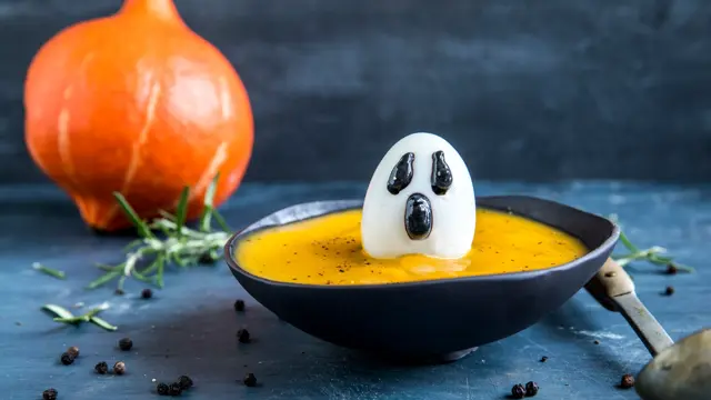 Gresskarsuppe med spøkelsesegg