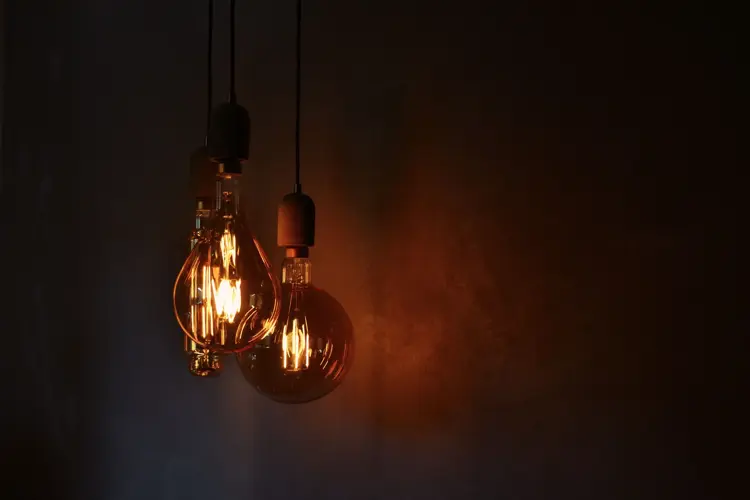 La oss gå til kamp mot høye strømregninger! Her er 9 gode tips som kan redusere strømforbruket ditt hjemme.