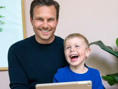 Mann og gutt som smiler