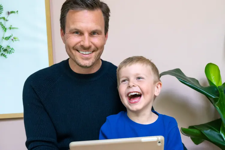 Oliver og faren koser seg hjemme med morsomme leker og spill.