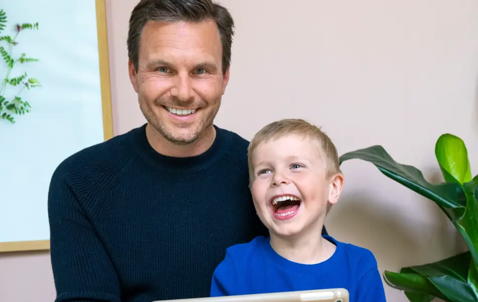 Mann og gutt som smiler