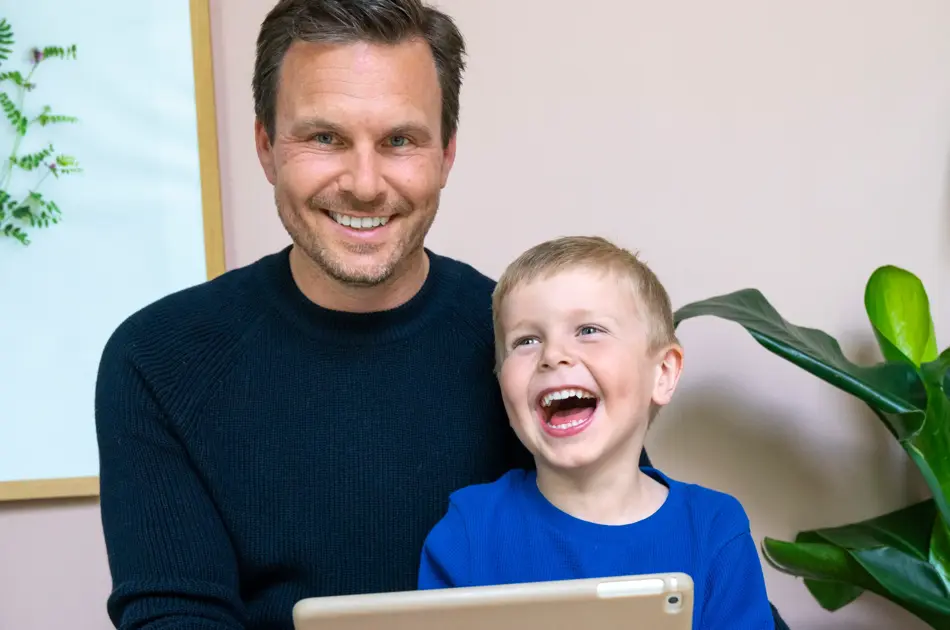 Mann og gutt som smiler