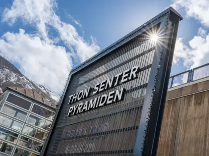 Thon Senter Pyramiden fasade, logo over inngang.
