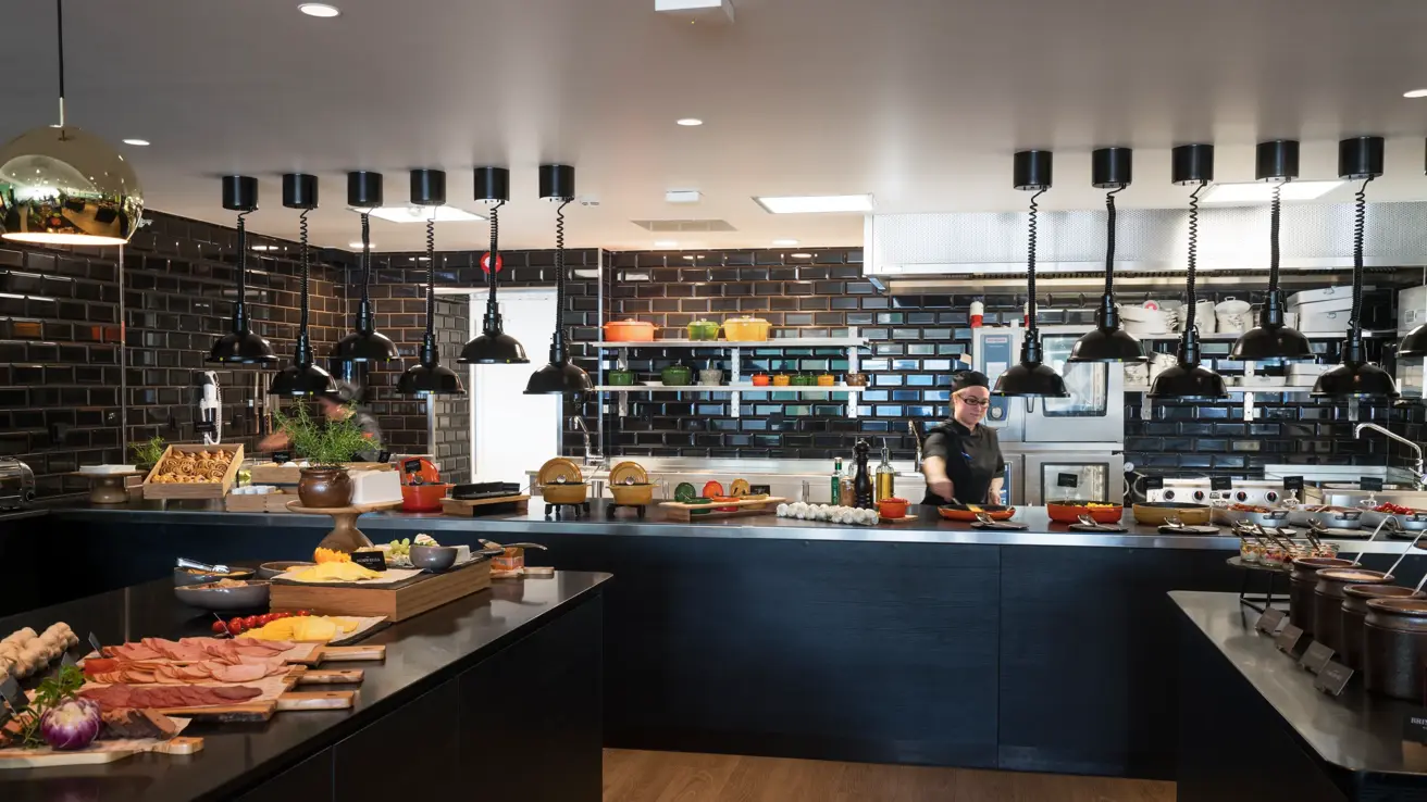 Frokostbuffet - varmmat og kaldmat -med kjøkken i bakgrunnen på Thon Hotel Gardermoen