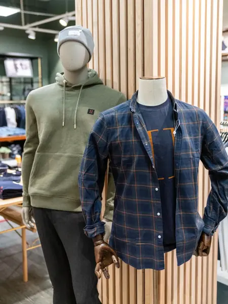 Brandstad herremote, butikkhyller og reoler med bukser og gensere til herrer.